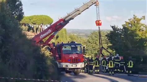 incidente san gimignano oggi|Rimorchio di un camion si stacca e travolge una。